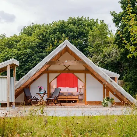 Tente de luxe Glamping At The Grove, And