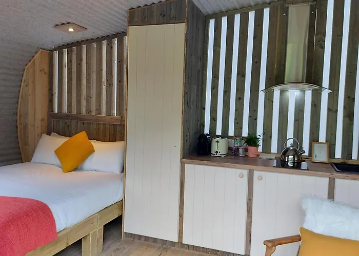 Glamping At The Grove, And Tente de luxe