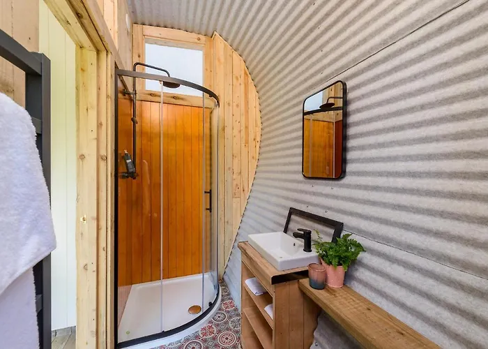 Glamping At The Grove, And Tente de luxe