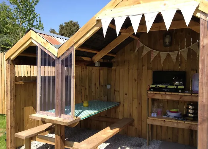 Glamping At The Grove, And Tente de luxe