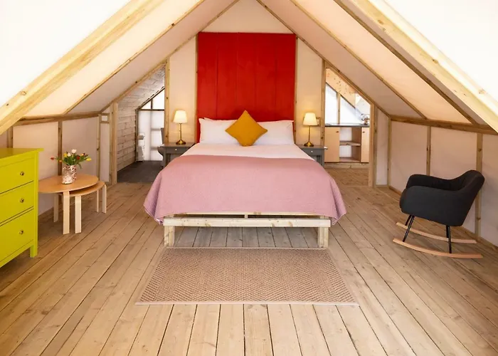 Glamping At The Grove, And Tente de luxe